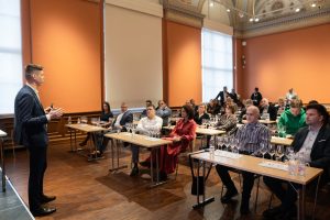 vince gála, emberek ülnek asztaloknál egy teremben