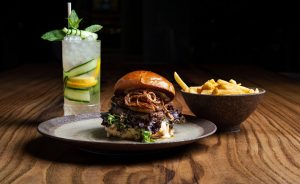 hamburger, krumpli, pohár