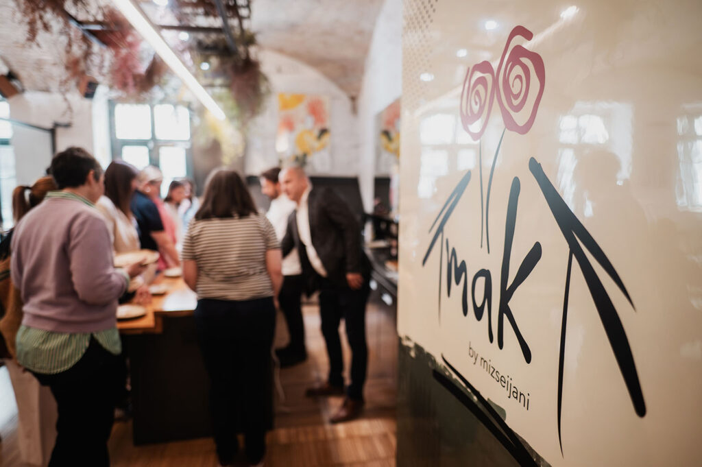 MÁK by mizseijani
